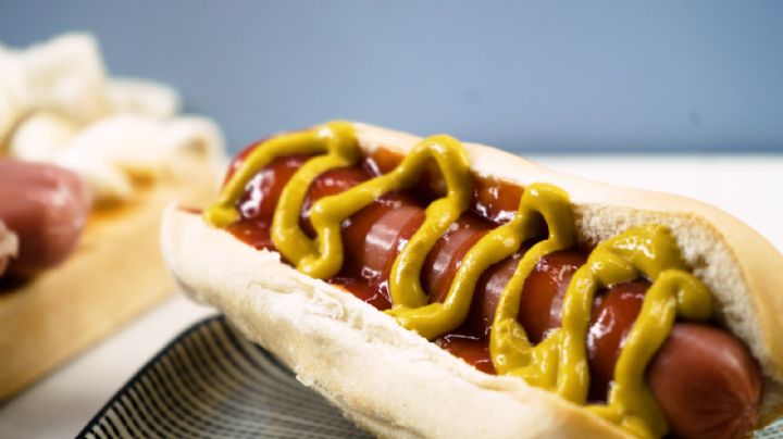 ¡Increíble! Mesero recibe PROPINA de 300 mil pesos de un cliente que ¡sólo comió HOT DOG!