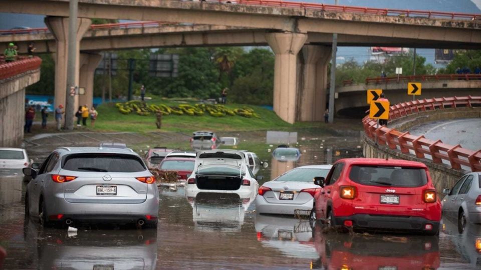 Recomiendan estar al tanto del reporte del clima para evitar percances causados por las fuertes lluvias.