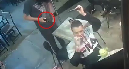 Nuevo León: video de hombre que no dejó de comer alitas durante asalto con pistola