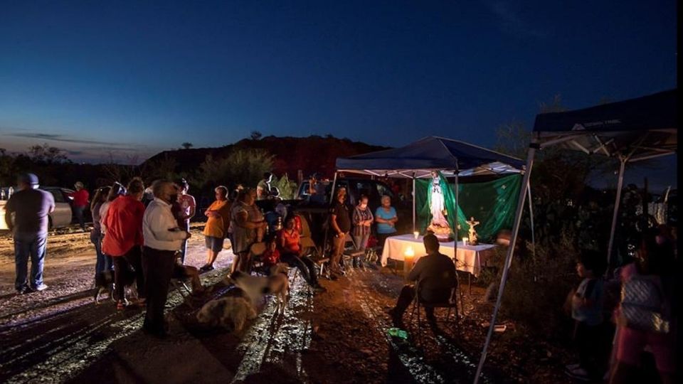 Familiares de mineros esperan noticias.