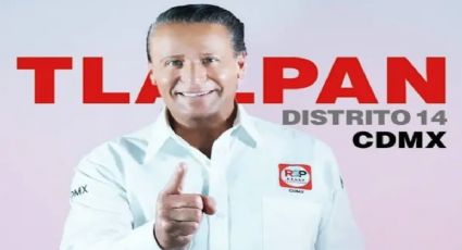 Alfredo Adame recibe un voto en la casilla donde sufragó