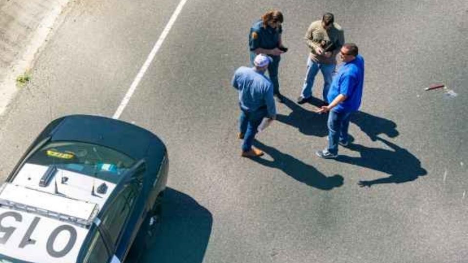 Tras un intercambio de señas, los dos sujetos abrieron fuego contra el vehículo de la mujer y su hijo