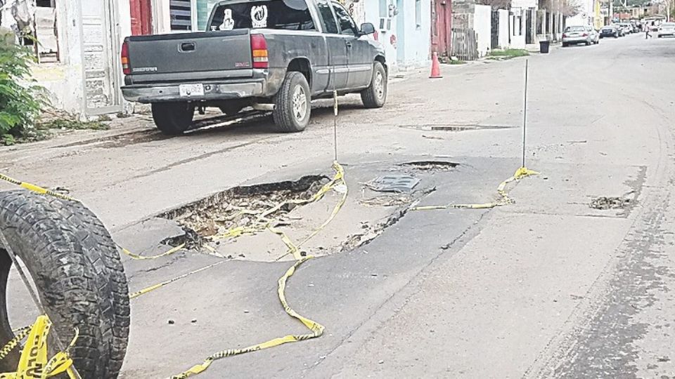 Con las lluvias algunos baches en la ciudad se transforman en hundimientos