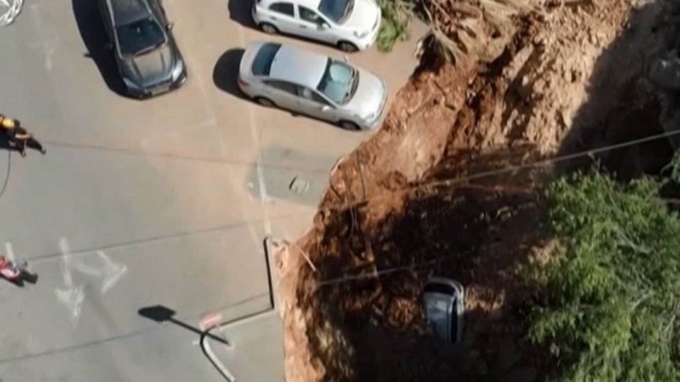 El estacionamiento del hospital colapsó y se llevó consigo varios autos