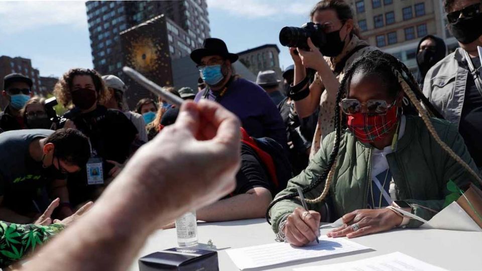 Un cigarro de mariguana gratis le están ofreciendo a quien quiera vacunarse