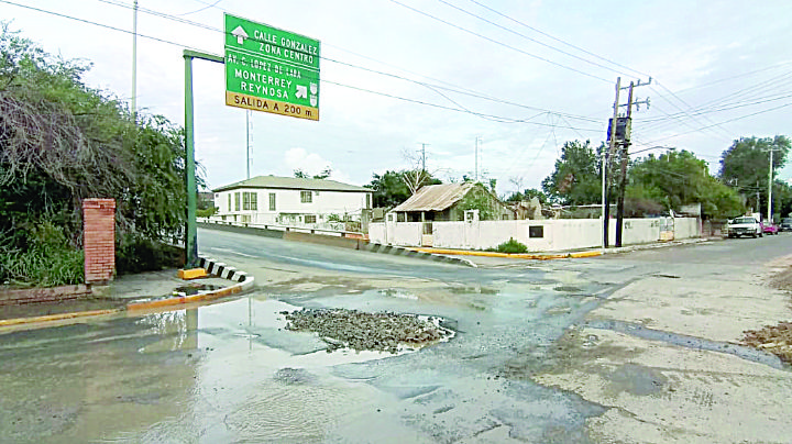 Baches en Nuevo Laredo hacen imposible transitar las vías