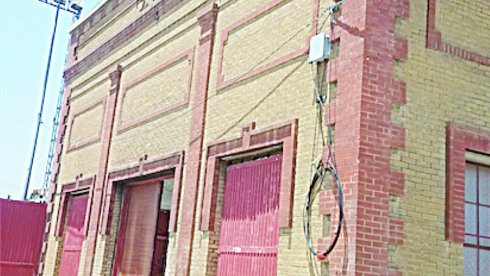 El edificio que colinda con las instalaciones de la Comisión de Agua Potable, sufrió más daños en su estructura en la tormenta de mayo pasado. 
