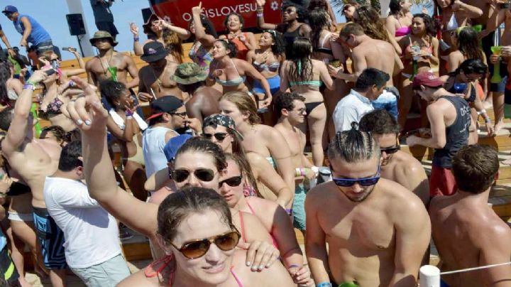 Les vale el covid a jóvenes y se contagian en viajes de graduación en Cancún