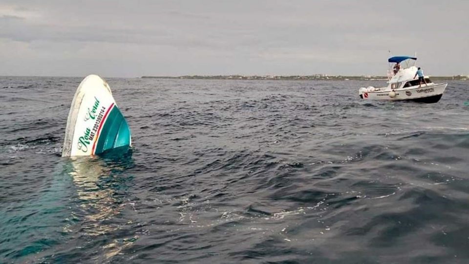 La lancha 'Rosa Coral' se undió tras ser volteada por una ola