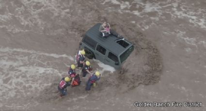 VIDEO: Impresionante rescate de una familia atrapada en una inundación en Arizona