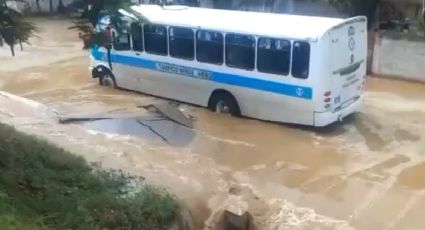 VIDEO: Camión con pasajeros quedó atrapado en socavón en Tampico