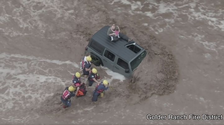 VIDEO: Impresionante rescate de una familia atrapada en una inundación en Arizona