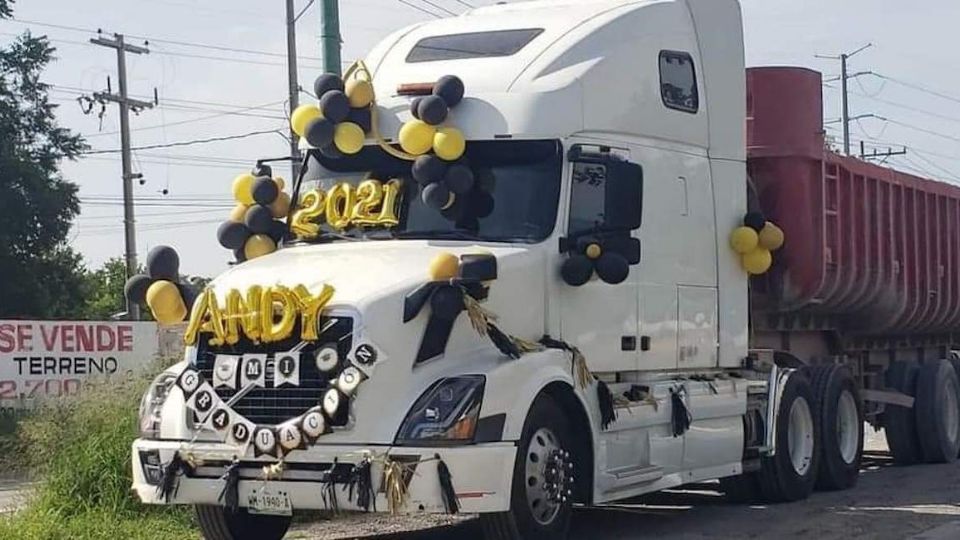 Niña acude a caravana de graduación en la pesada unidad