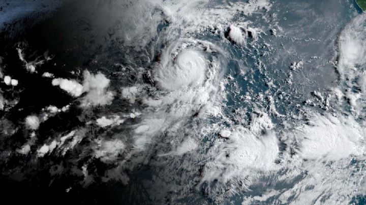 Huracán Felicia alcanza categoría 3 lejos de costas mexicanas