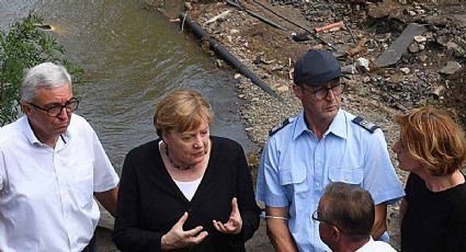 Angela Merkel queda impactada al visitar la zona de inundaciones en Alemania