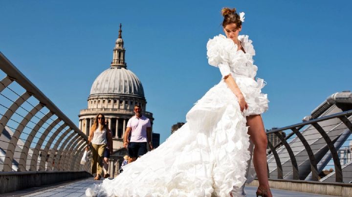 Utilizan mil 500 CUBREBOCAS ¡para confeccionar VESTIDO DE NOVIA!