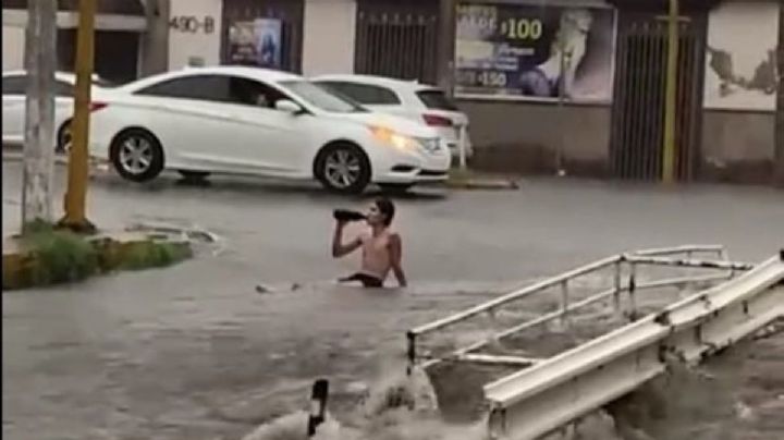 VIDEO: Con caguama en mano, hombre disfruta inundación