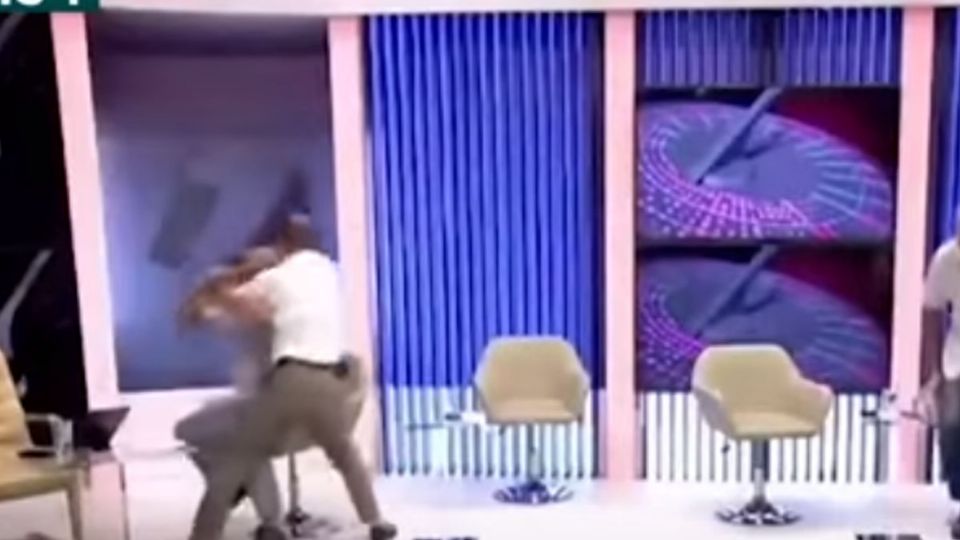 La agresión fue captada por las cámaras que estaban transmitiendo vivo el debate.