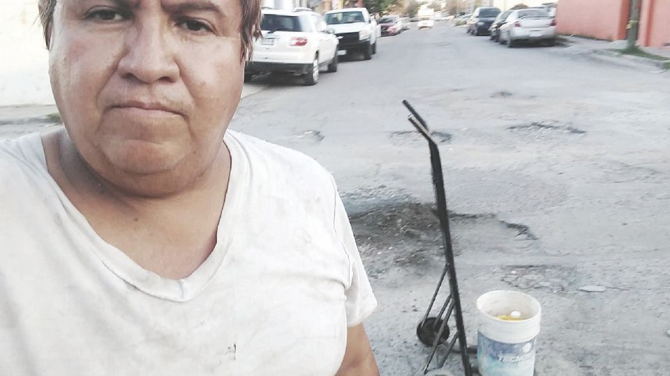 Las recientes lluvias también han hecho surgir numerosos baches.