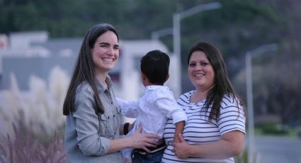 Niño abandonado tiene OFICIALMENTE 2 mamás, es la primera adopción homoparental