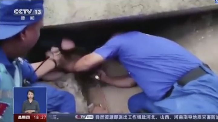 VIDEO: Emotivo rescate de bebé tras inundaciones en China, su mamá murió por salvarla