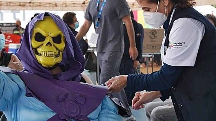Skeletor es captado cuando fue por su vacuna covid-19