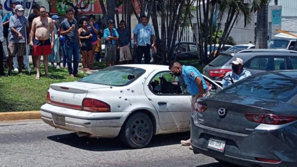 Un grupo de personas disparó contra el auto, el conductor y su acompañante, quienes murieron en el percance.