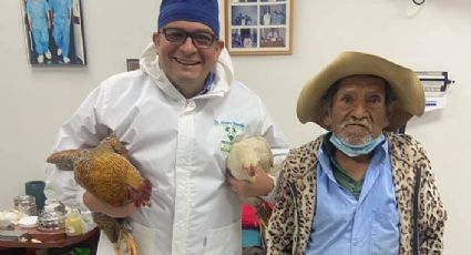 ¡Gran humildad! Abuelito pagó su operación de próstata con 2 gallinas