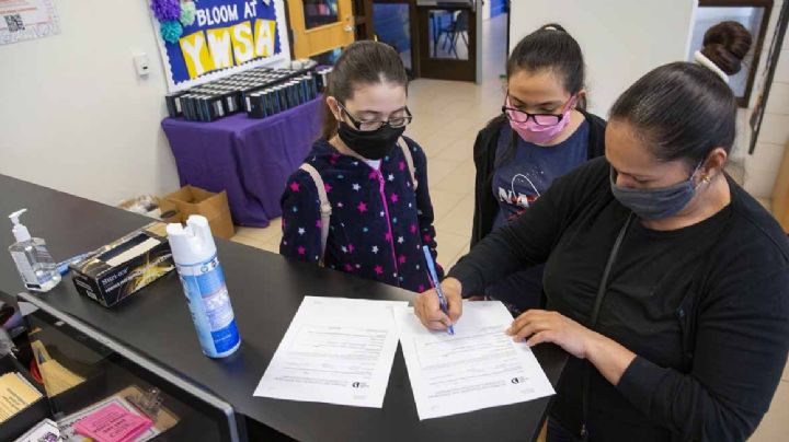 Maestros de Texas ruegan al gobernador uso de cubrebocas obligatorio en las escuelas
