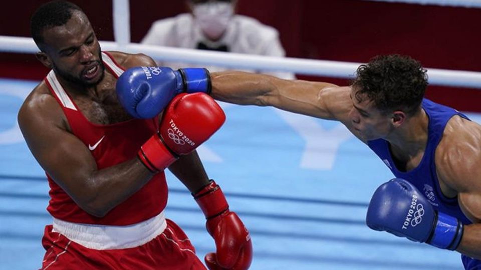 En la primera pelea del boxeador marroquí, Youness, intentó morder a David.