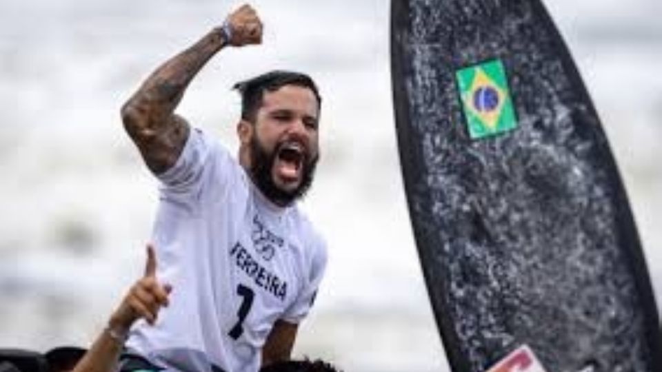 El brasileño Italo Ferreira, pasó a la historia al convertirse en el primer surfista en ganar oro olímpico.