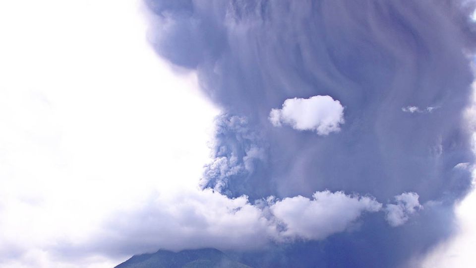 La erupción del volcán duró 12 minutos según informa la agencia geológica local, la impactante erupción fue captada en video.