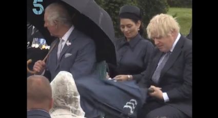 VIDEO: ¡Al estilo Mr. Bean! Boris Johnson y su pelea con un paraguas