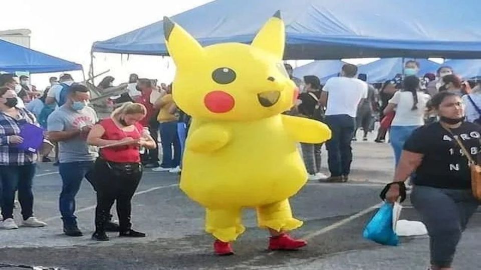 Joven disfrazado del popular Pokemon acude a vacunarse en Nuevo Laredo