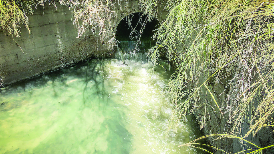 Las descargas preocupan, por eso el agua residual sale y provoca colapsos.