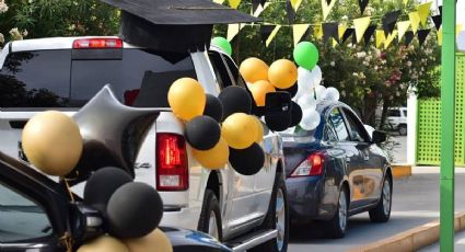 Niño asiste a su caravana de graduación en carro de cartón