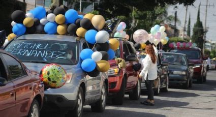 Ciudad Anáhuac: No tenía carro, va a caravana de graduación en coche de juguete