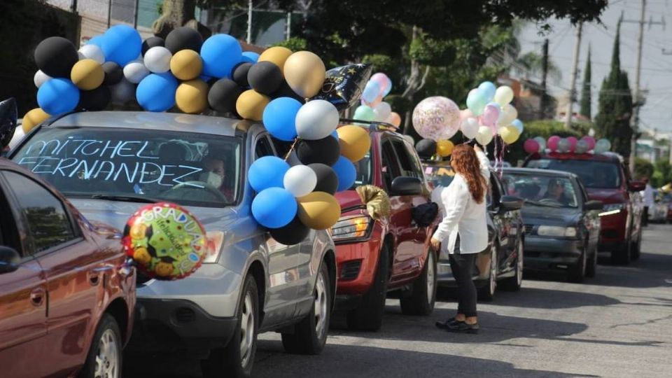 Un pequeño llegó por su certificado en un carrito de juguete