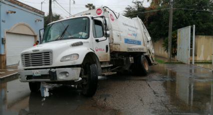 Nuevo Laredo: Cae camión de la basura en socavón por segunda vez en el año