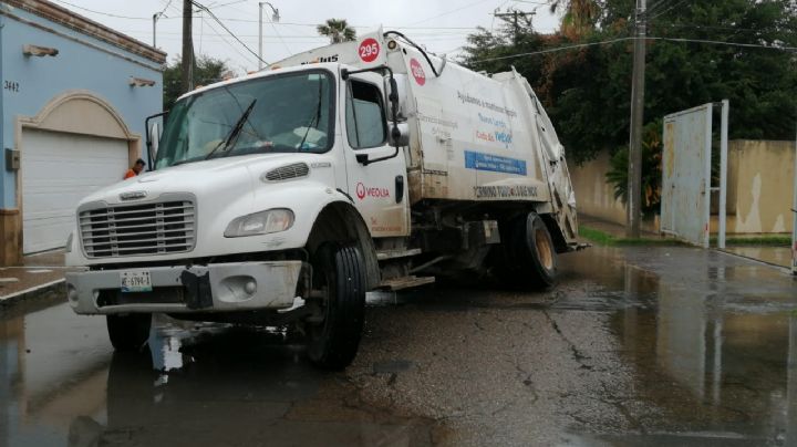 Nuevo Laredo: Cae camión de la basura en socavón por segunda vez en el año