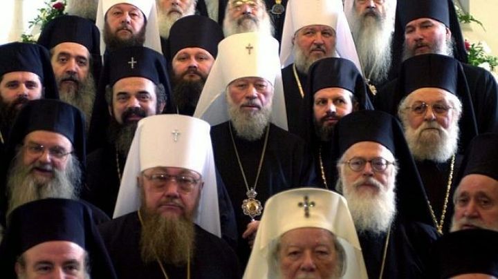 Sacerdotes impiden comulgar a vacunados, creen que inyectan el anticristo