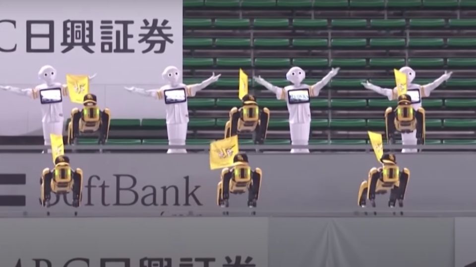 La práctica de animar encuentros deportivos con robots es muy común en Japón