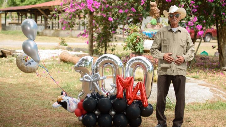 ¡Qué gran porte! Don Marcial cumple 100 años y lo celebra con sesión de fotos