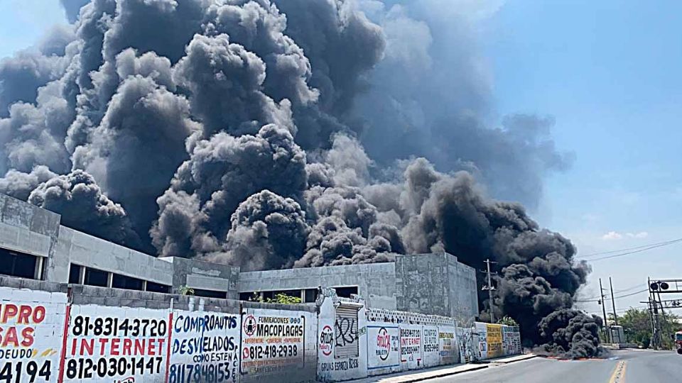 El siniestro levantó enormes nubes de humo negro