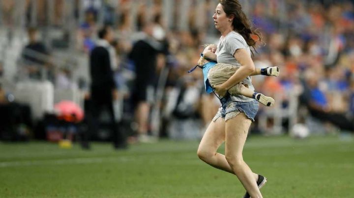 VIDEO VIRAL: Bebé hace su debut de espontáneo a los 2 años de edad y se cuela a la cancha