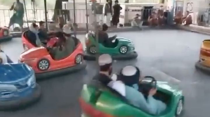Talibanes se divierten en carritos chocones y en gimnasio tras toma de Kabul