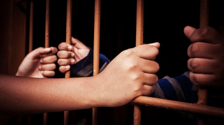 Detienen a celadora por sostener relaciones con preso y suministrarle droga