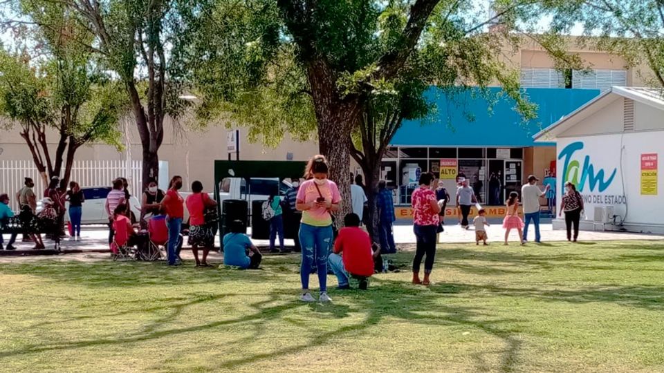 Las familias esperan noticias de pacientes internados por Covid-19 en el Hospital General