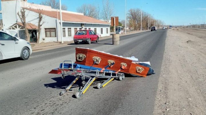 ¡Qué miedo! Camioneta pierde ataúd y cuerpo en plena carretera