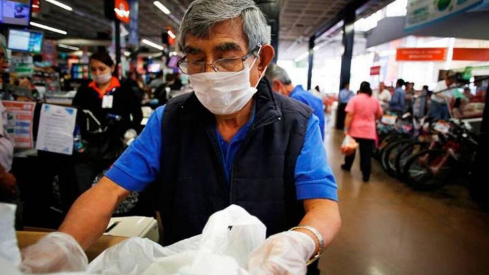 Walmart y el Inapam firman convenio para que adultos mayores puedan laborar de empacadores voluntarios.